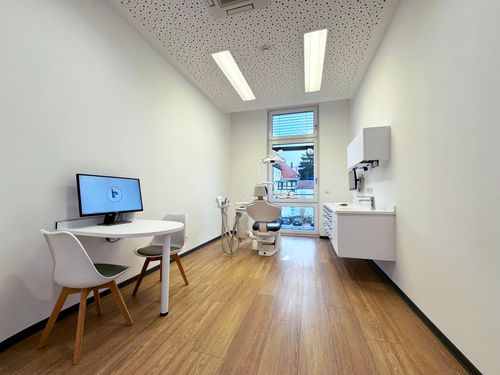 Behandlungszimmer bissig. Fachpraxis für Kieferorthopädie