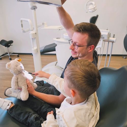 Bei der Behandlung bissig. Fachpraxis für Kieferorthopädie